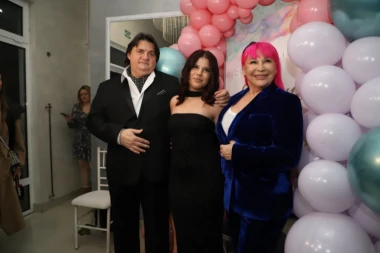 ZORICA BRUNCLIK OKUPILA POLA ESTRADE: Blješte koverte i skupoceni pokloni na punoletstvu unuke (FOTO)