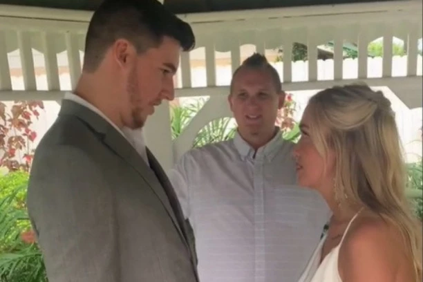 VENČANJE JE POČELO SAVRŠENO, A ONDA JE MLADA SAMO KLONULA: Gosti su bili u šoku kad su shvatili šta se desilo! (VIDEO)