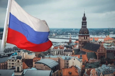 BRUKA I SRAMOTA! Vlada Letonije planira proterivanje iz zemlje više od hiljadu Rusa: Za neke grupe ova mera neće važiti!