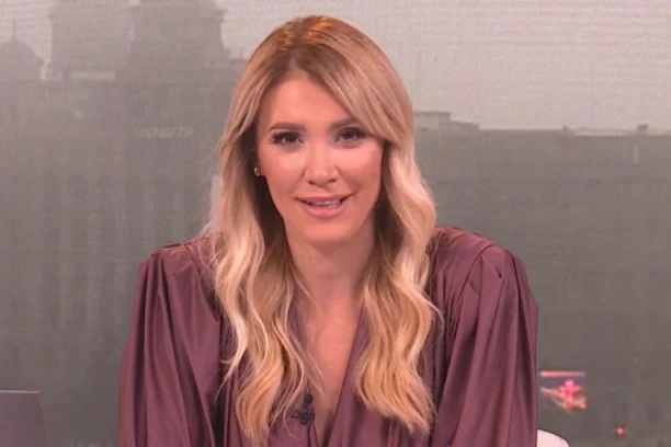 NAŠOJ VODITELJKI SE OCRTAVA DONJI VEŠ: Utegla se da se SVE vidi, ljudi pali u trans! (FOTO)