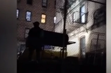 IZBO DVE DEVOJČICE TURISTKINJE, PA POLUDEO: Manijak vikao na policiju, preteći da će ubiti sve bele žene i lomio prozore (VIDEO)