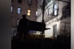 IZBO DVE DEVOJČICE TURISTKINJE, PA POLUDEO: Manijak vikao na policiju, preteći da će ubiti sve bele žene i lomio prozore (VIDEO)