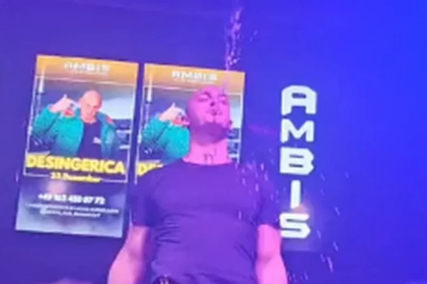 DESINGERICA PLJUJE PUBLIKU NA NASTUPU: Nakon udaranja PATIKOM, usledio novi skandal (VIDEO)