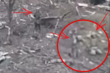 STRAVIČNA EGZEKUCIJA NA PRVOJ LINIJI FRONTA! Mrežama se širi jeziv snimak: Zarobljene padobrance naterali da kleknu, a onda su im bez trunke milosti presudili! (UZNEMIRIJUĆI VIDEO)