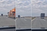 JEZIV SNIMAK! PRETICAO KAMION NA AUTO-PUTU PREKO ZAUSTAVNE TRAKE: Ovako se gine - građane sve više brinu bahati vozači (VIDEO)