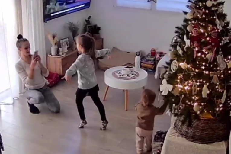 IDILIČNA SLIKA PORODICE OKUPLJENE OKO JELKE NESTALA JE U TRENU: Mama je fotografisala ćerku, ali onda je nastala katastrofa, dečak se u trenu prestravio! (FOTO+VIDEO)