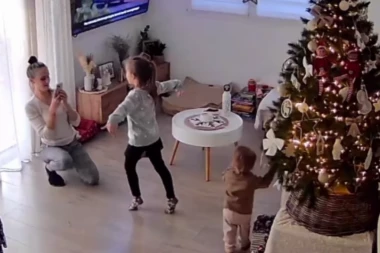 IDILIČNA SLIKA PORODICE OKUPLJENE OKO JELKE NESTALA JE U TRENU: Mama je fotografisala ćerku, ali onda je nastala katastrofa, dečak se u trenu prestravio! (FOTO+VIDEO)