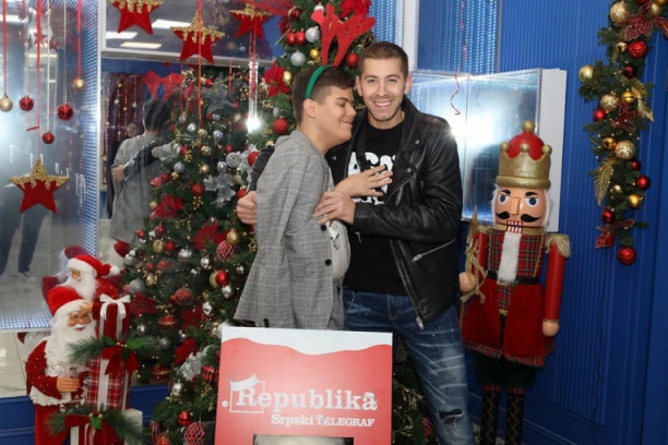 GEJ JE SASVIM OK! NE RADIMO NIŠTA LOŠE: Boža Džon pozvao Uroša da gleda u kameru i POKAŽE MU ŠTA ZNA! Cimeri u neverici!