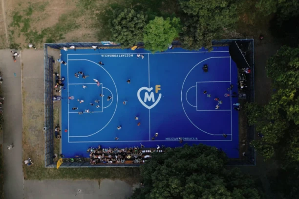 NAJVEĆA AKCIJA ZA RAZVOJ KOŠARKE U EVROPI – POGLEDAJTE KAKO JE MOZZART OBNOVIO STO TERENA ŠIROM SRBIJE!