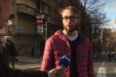 POLICIJSKI SLUŽBENICI SU ODRADILI SVOJ POSAO MAKSIMALNO KOREKTNO: Student koji je uhapšen tokom demonstracija u Beogradu pušten na slobodu - idem kući da se odmorim (VIDEO)