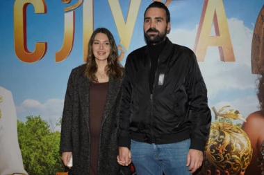 BAĆINA SUPRUGA POKAZALA TRUDNIČKI STOMAK: Lepa Milica zablistala na premijeri, sprema se za dolazak DRUGOG NASLEDNIKA! (FOTO)
