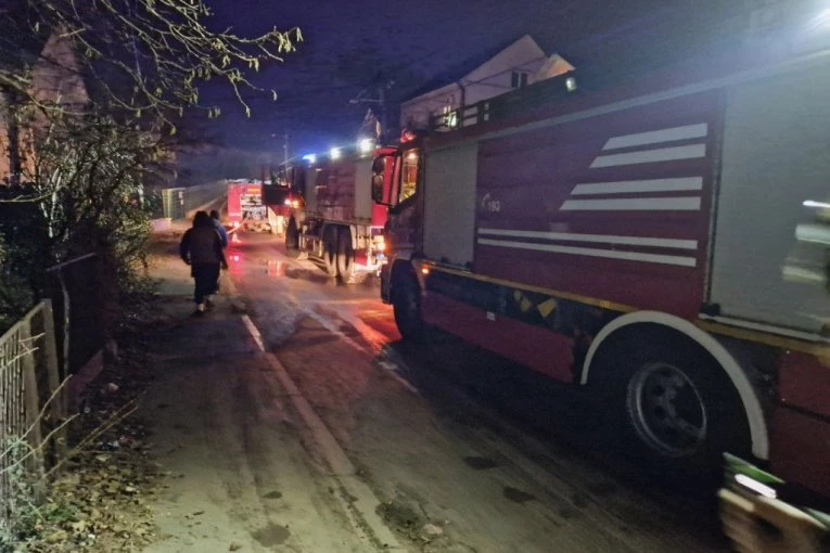 ŽENA (70) ODMAH PREVEZENA KOLIMA HITNE POMOĆI! Telo joj prekriveno opekotinama - TROSPRATNICA U PLAMENU U OVOM DELU GROCKE!