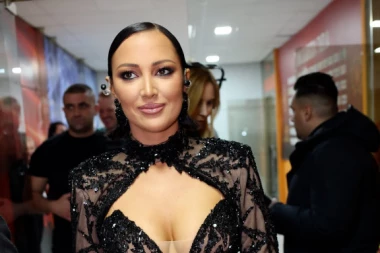 ŠOK-BOMBA ALEKSANDRE PRIJOVIĆ: Zakazala koncert u Srbiji, Crnogorci POBESNELI, odmah napali PEVAČICU! (FOTO)