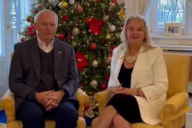 "DŽULIJA I JA BAŠ UŽIVAMO..."! Američki ambasador Kristofer Hil čestitao Srbima Novu godinu! (VIDEO)