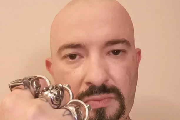 UHAPŠEN OPASNI TERORISTA U TREBINJU! Aleksis Isaurat  konačno dolijao! PUN TETOVAŽA SA LIKOVIMA NACISTA I ADOLFA HITLERA!