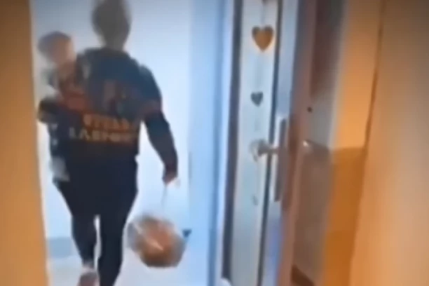ONA JE NAZVANA MAJKOM GODINE: Krenula je da izbaci đubre sa bebom u naručju, ljudi u šoku šta je uradila! (FOTO+VIDEO)