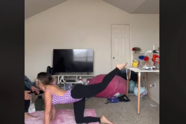 SAČEKALA JE DEČKA U PROVOKATIVNOM BODIJU: Kada je video ni sekund nije mogao da se SUZDRŽI, kamere zabeležile sve što se dogodilo (FOTO/VIDEO)