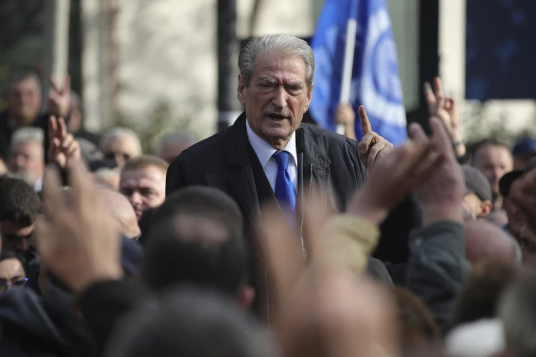 ''OVO JE POLITIČKI NAPAD NA MENE'' Bivši premijer Albanije Salji Beriša u kućnom pritvoru!
