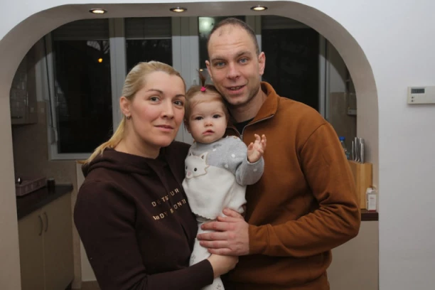 JELENA DRAGIĆEVIĆ U BORBI ZA POTOMSTVO PROŠLA ČETIRI INSEMINACIJE I PET VANTELESNIH OPLODNJI:Ljuljam Lenu na rukama. Hvala doktorki Ani na tome!