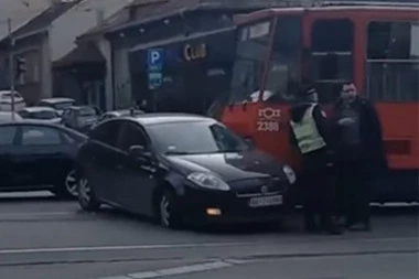 TRAMVAJ SE ZAKUCAO U VOZILO: Žestok udes u centru Beograda! (FOTO+VIDEO)