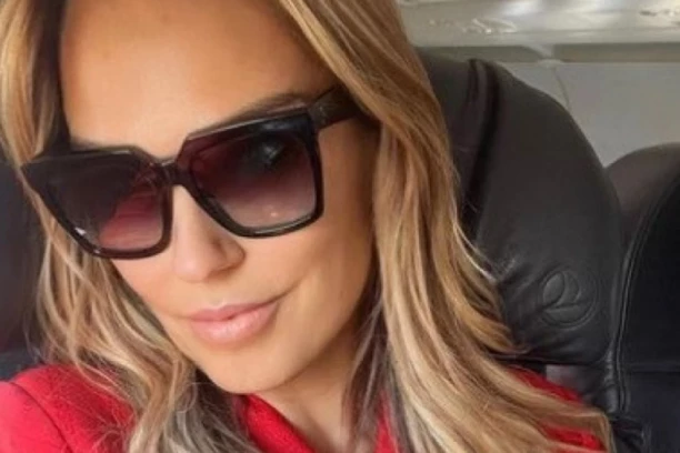 MARIJANA MATEUS U OSKUDNOJ ŽUTOJ HALJINICI: Spremna za doček Nove godine na luksuznoj destinaciji! (FOTO)