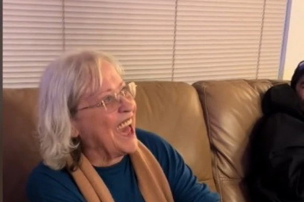 SNIMAK BAKE KOJI JE ODUŠEVIO LJUDE NA MREŽAMA: Prokomentarisala je devojku svog praunuka, pa izazvala lavinu komentara! (VIDEO)