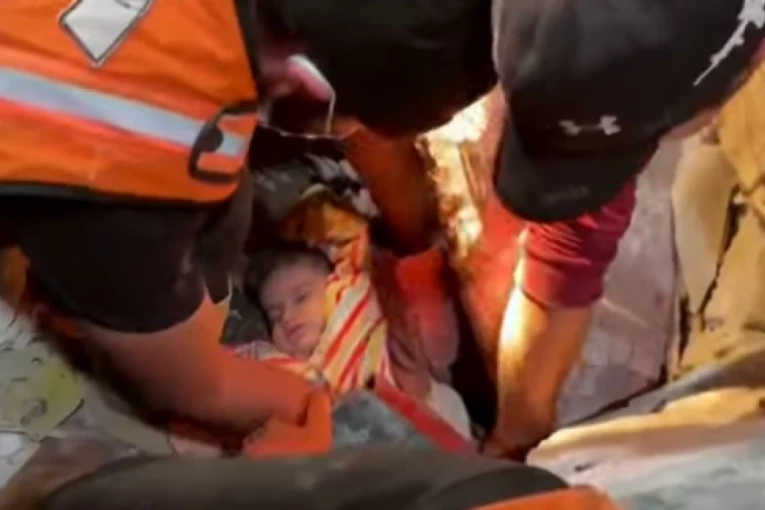 BEBU IZ RUŠEVINA SPASIOCI GOLIM RUKAMA SPASILI, MAJKA I SESTRA TRAGIČNO NASTRADALE! Scena jezivog napada u Gazi LEDI KRV U ŽILAMA! (VIDEO)