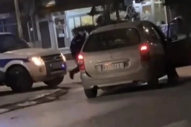 MAKLJAŽA U KRALJEVU: Krenuo na vozača drvenom palicom, a onda naišao policajac i savladao ga! (FOTO/VIDEO)