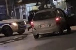 MAKLJAŽA U KRALJEVU: Krenuo na vozača drvenom palicom, a onda naišao policajac i savladao ga! (FOTO/VIDEO)