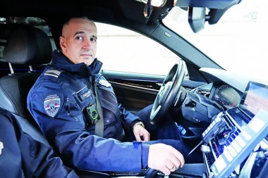 NE DOZVOLITE DA VAS PREVARE LAŽNI PRESRETAČI! Evo kako da prepoznate pravog - NIJE DOVOLJNO DA ZAKLJUČITE SAMO PO VOZILU!