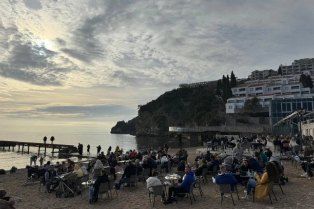 PAPRENE CENE U BUDVI ZA DOČEK: Ručak za dvoje 120 evra, a rezervacija stola 200 evra!