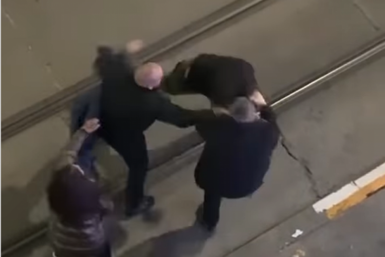 "ALO, POLICIJA, OVDE NAS BIJU"! Pogledajte kako radnici obezbeđenja nasred ulice razbijaju od batina čoveka i njegovu ženu! JEZIVA SCENA U CENTRU BEOGRADA! (UZNEMIRUJUĆI VIDEO)