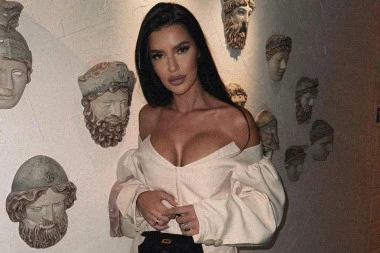 ANA RAJKOVIĆ OGREJALA HLADNE ZIMSKE DANE U BIKINIJU: Žena golmana pokazala svaki mišić na telu dok je on ne pušta iz ZAGRLJAJA (FOTO)