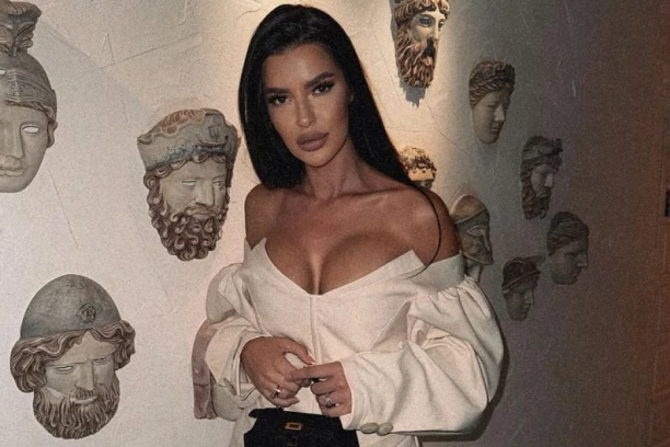 ANA RAJKOVIĆ OGREJALA HLADNE ZIMSKE DANE U BIKINIJU: Žena golmana pokazala svaki mišić na telu dok je on ne pušta iz ZAGRLJAJA (FOTO)