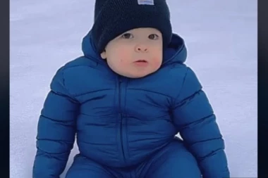 BEBA JE IMITIRALA MAMU PA POSTALA HIT NA MREŽAMA: Urnebesni snimak mališana koji je pogledalo više od 82 miliona ljudi! (VIDEO)