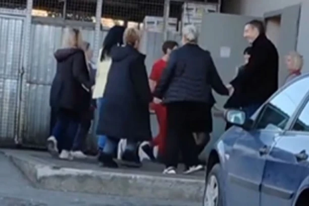 EVO KAKO PRODAVCI U BEOGRADU PROSLAVLJAJU NOVU GODINU: Igraju i vesele se uz poznatu pesmu!