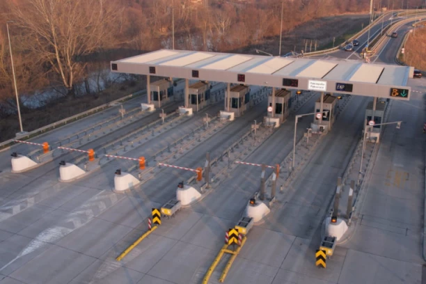 JUČE SE KOLONAMA VOZILA NIJE NAZIRAO KRAJ, DANAS NEMA ŽIVE DUŠE NA RAMPAMA! Nerealna scena na autoputu Miloš Veliki! (FOTO)