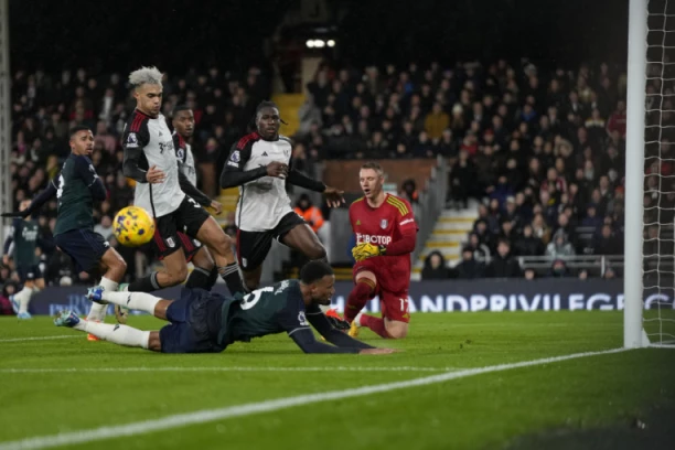 ARSENAL SVE DALJE OD TITULE! Fulam IZNENADIO "tobdžije"! Pevci lako do bodova! (VIDEO)