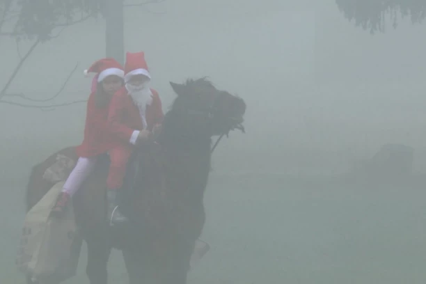 MARKO IZ SRBIJE JE NAJMLAĐI DEDA MRAZ NA SVETU! Dečak sa KONJEM stigao u vrtić u selu da bi mališanima dao poklone!