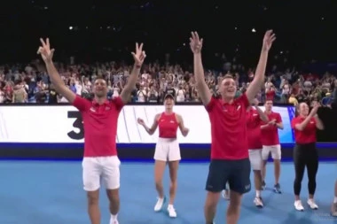 FEŠTA POSLE TRIJUMFA! Pogledajte kako su Novak i Olga na terenu PROSLAVILI 2024. godinu! (VIDEO)