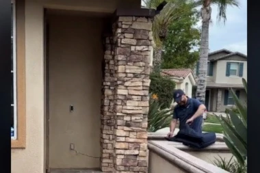 DOSTAVLJAČ PICE JE POZVONIO NA VRATA: Opušteno je pripremao isporuku ne sluteći šta ga čeka, a onda se dao u bežanje! (VIDEO)