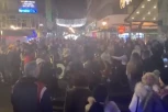TREŠTE TRUBE USRED KNEZ MIHAILOVE! Ovako Beograđani luduju u Novogodišnjoj noći, grad PUN ljudi! (VIDEO)