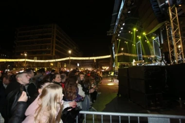 Sara Jo doživela peh na bini u Beogradu na vodi - uspela je da se izvuče! (VIDEO)