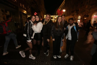 OSMESI NA LICIMA LJUDI U KNEZ MIHAILOVOJ!Pogledajte kako se čeka Nova godina u centru Beograda! (FOTO)