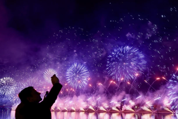 NOVA GODINA NA GRENLANDU STIGLA DVA PUTA! Vatromet i u 20 časova i u ponoć, EVO i zašto!