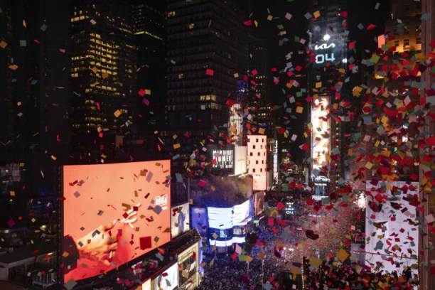 NOVI DETALJI NOVOGODIŠNJEG INCIDENTA U NJUJORKU: Nekoliko vozila učestvovalo u nesreći? Policija jurila vozača pre uletanja u masu - devetoro povređenih, među njima i tri policajca!