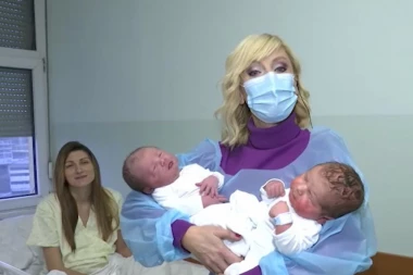 NEVEROVATNO! OBE PRVOROĐENE BEBE U 2024. VEĆ IMAJU PO TROJE BRAĆE I SESTARA! Oglasile se presrećne mame! (VIDEO)