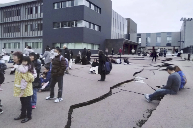 UNIŠTENI MNOGI PUTEVI, HILJADE LJUDI IZLETELO NA ULICE: Užasavajuće scene iz Japana posle udara snažnih zemljotresa! (FOTO/VIDEO)