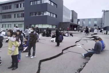 UNIŠTENI MNOGI PUTEVI, HILJADE LJUDI IZLETELO NA ULICE: Užasavajuće scene iz Japana posle udara snažnih zemljotresa! (FOTO/VIDEO)