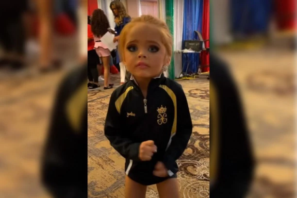 NAJMLAĐA BODIBILDERKA IMA ČELIČNE TRBUŠNJAKE I TRENIRA ŠEST SATI DNEVNO: Pogled na njeno telo ostaviće vas u ŠOKU, svi krive roditelje za OVO stanje (FOTO)